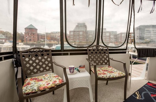Thompson Square - Bunker Hill Boat Rental | Six-Person Luxury Yacht Rental in the Boston Harbor of Massachusetts