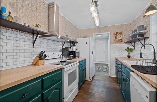 West Pensacola House | Six-unit oasis w/yard, oak trees & near downtown