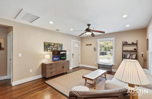Brentwood House | Sizable Screened in Porch w Luxury Kitchen and Bath