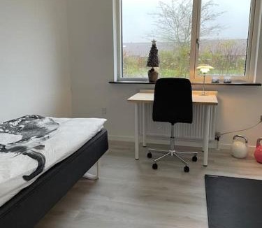 Gistrup Apartment | Skønt rækkehus med have