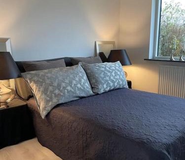 Gistrup Apartment | Skønt rækkehus med have