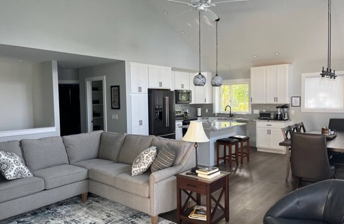 Skaneateles House | Skaneateles Lake- 4br/2ba Perfect for Friends and Family