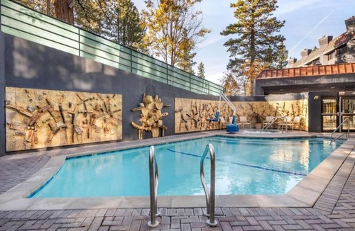 South Lake Tahoe Hotel | Ski Adventure! Minutes from Aerial Tramway & Gunbarrel Express! Parking, Pool!