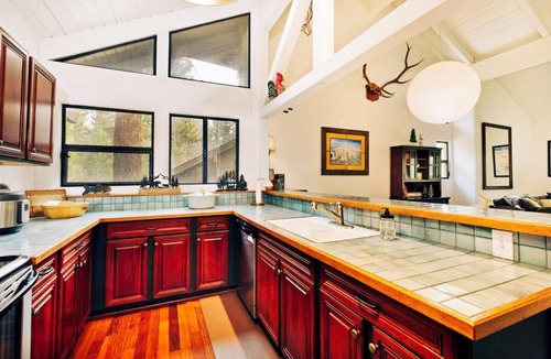 Mammoth Lakes Ski Chalet | Ski Chalet 3-Min from Mammoth, Shuttle Outside