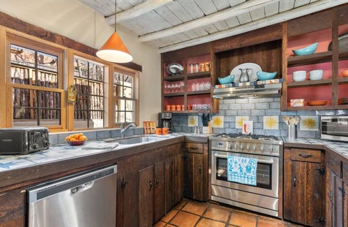 Historic Eastside House | Ski Discounts! Amazing Views, Hot Tub & Fireplace