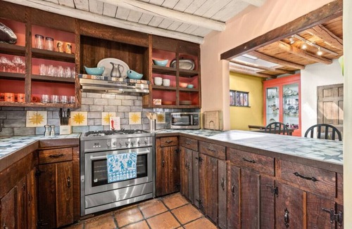 Historic Eastside House | Ski Discounts! Amazing Views, Hot Tub & Fireplace