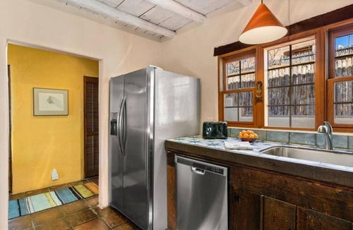 Historic Eastside House | Ski Discounts! Amazing Views, Hot Tub & Fireplace