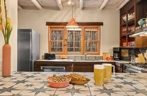 Historic Eastside House | Ski Discounts! Amazing Views, Hot Tub & Fireplace