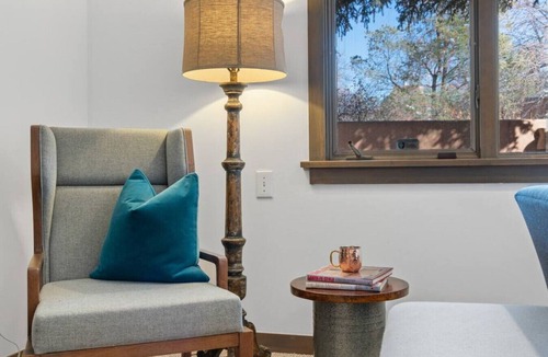 Historic Eastside Villa | Ski Discounts! Luxe Canyon Rd, near Art Galleries