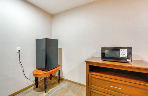 Clarkston Apartment | Ski, Explore, Bring Pets! Studio 5 Mi to Pine Knob