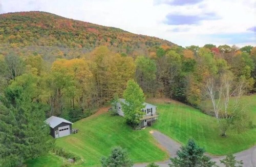 Roxbury House | Ski getaway 5 minutes to Plattekill Mountain + arcade games! Nearby Belleayre
