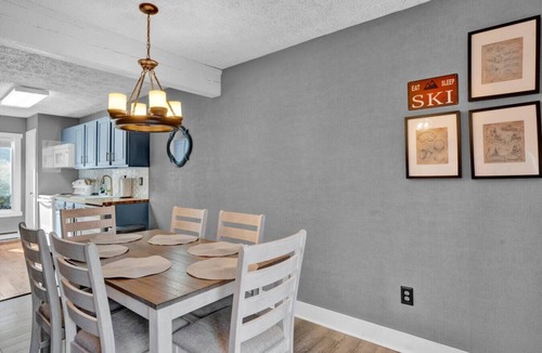 White Haven House | Ski & Golf Retreat: Cozy Townhome in Lake Harmony