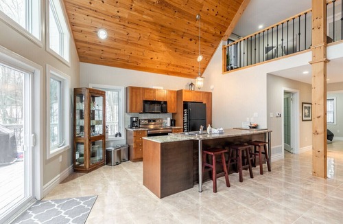 Eagle Lake Cottage | Ski Hill - Hot Tub - Barrel Sauna - BBQ - Private