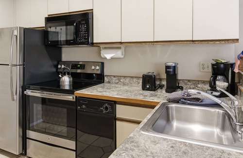 Four O'Clock Condo | Ski-In. Hot Tub. Sauna. Private Balcony.Easy walk.