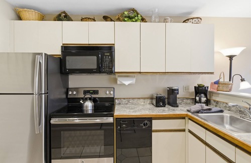 Four O'Clock Condo | Ski-In. Hot Tub. Sauna. Private Balcony.Easy walk.