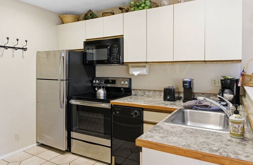 Four O'Clock Condo | Ski-In. Hot Tub. Sauna. Private Balcony.Easy walk.