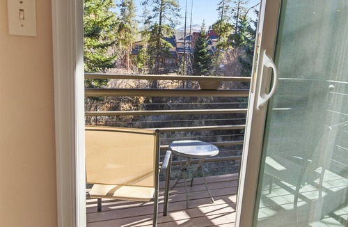 Four O'Clock Condo | Ski-In. Hot Tub. Sauna. Private Balcony.Easy walk.