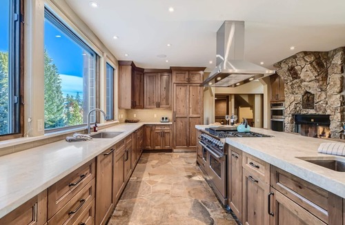 Peak 8 House | Ski In/Out | Every room an En Suite | Snowy Point