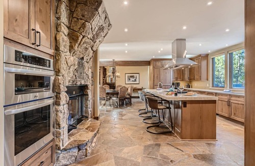 Peak 8 House | Ski In/Out | Every room an En Suite | Snowy Point