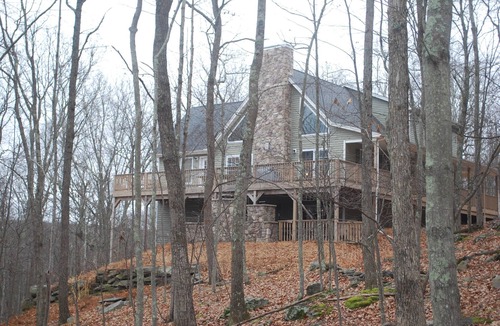 Lackawaxen Ski Chalet | Ski in-out. Spacious 5 Bdrm chalet ,wood pizza oven and bar. Slope opens Dec 13.
