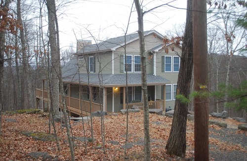 Lackawaxen Ski Chalet | Ski in-out. Spacious 5 Bdrm chalet ,wood pizza oven and bar. Slope opens Dec 13.