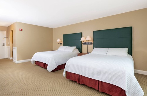 West Dover Cabin | Ski-In Resort Room | 2 Queen Beds
