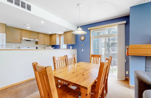 The Blue Mountains Condo | Ski-in/Ski-out Blue Mountain getaway with fireplace & small deck