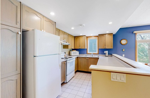 The Blue Mountains Condo | Ski-in/Ski-out Blue Mountain getaway with fireplace & small deck