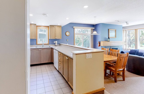The Blue Mountains Condo | Ski-in/Ski-out Blue Mountain getaway with fireplace & small deck