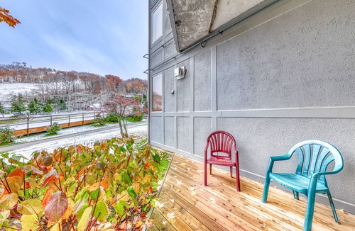 The Blue Mountains Condo | Ski-in/Ski-out Blue Mountain getaway with fireplace & small deck