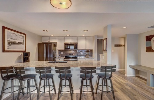 Copper Mountain Village Condo | Ski In Ski Out 2 Bed 3 bath, 1100sqft. Vaulted ceiling sleeps 10 in Ctr Village