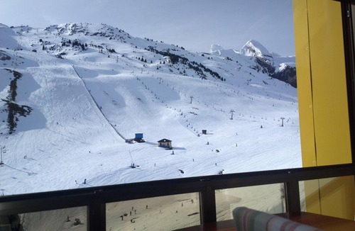 Candanchu Apartment | Ski-in/Ski-out Apartment with Garage in Aisa