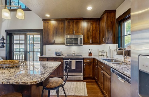 Tamarack Resort House | Ski-in/ski-out cabin with private hot tub, fireplace & stunning views