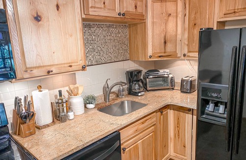 Snowshoe Condo | Ski In Ski out/Indoor & Outdoor Pools & Hot tubs/Luxury condo