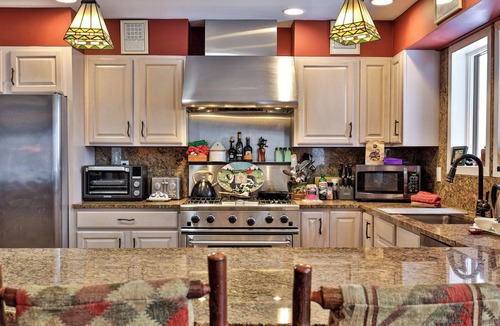Central Vermont- Killington Cabin | Ski-In/Ski-Out Log Cabin on Great Eastern Trail | Hot Tub, Sauna, Game Room