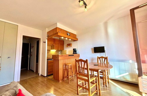 Les Deserts Apartment | Ski-in/ski-out studio with sunny balcony - Pets allowed, parking included