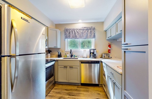 Jeffersonville Condo | Ski-in/ski-out third-floor condo, lift views, pools, fireplace, balcony, & Wifi