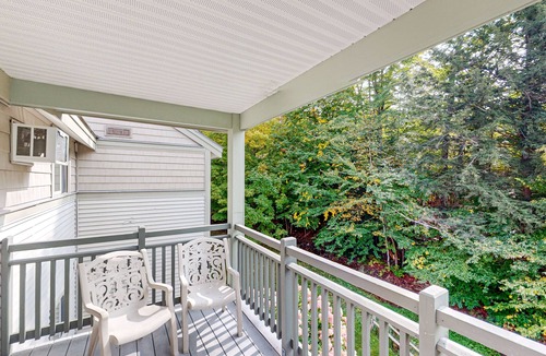 Jeffersonville Condo | Ski-in/ski-out third-floor condo, lift views, pools, fireplace, balcony, & Wifi