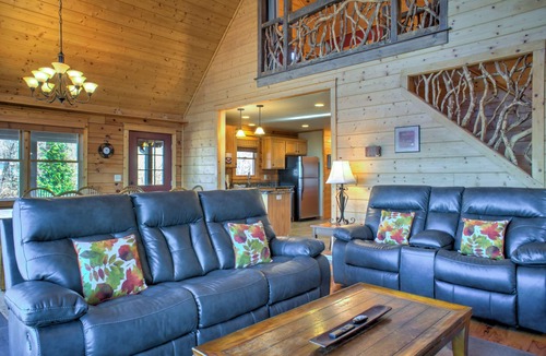 Wolf Laurel Cabin | Ski-In Views & Hot Tub⛷️ Black Bear Lodge + 8 mins to Hatley Pointe
