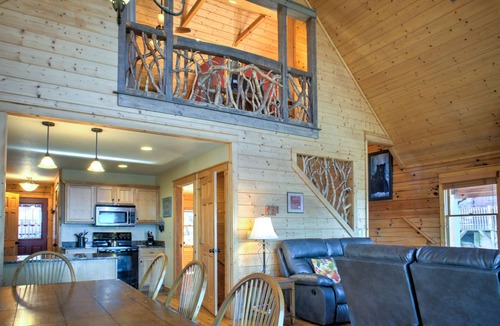 Wolf Laurel Cabin | Ski-In Views & Hot Tub⛷️ Black Bear Lodge + 8 mins to Hatley Pointe