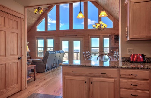Wolf Laurel Cabin | Ski-In Views & Hot Tub⛷️ Black Bear Lodge + 8 mins to Hatley Pointe