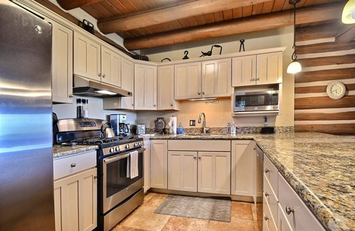 North Park City House | Ski In & Walk to Skiing, Restaurant & PC Base! Sleeps 9! Hot Tub! Up to 25% Off!