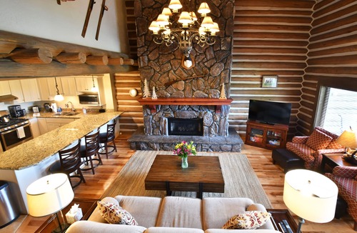 North Park City House | Ski In & Walk to Skiing, Restaurant & PC Base! Sleeps 9! Hot Tub! Up to 25% Off!