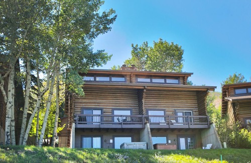 North Park City House | Ski In & Walk to Skiing, Restaurant & PC Base! Sleeps 9! Hot Tub! Up to 25% Off!