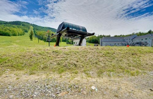 Londonderry Apartment | Ski-InandSki-Out Magic Mountain Condo with Deck!