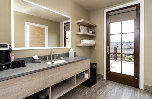 Sisters Hotel | Ski Inn Taphouse Hotel