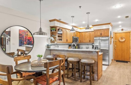 Downtown Park City Condo | SKI N SKI OUT. 5 Min Walk to Historic Main St. Ski, Hike, Bike, out the door.