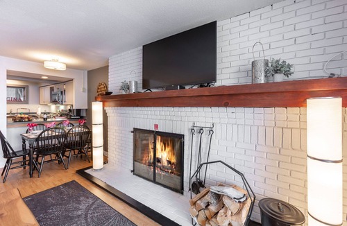 Killington Condo | ⭐️Ski On-Ski Off Cozy Mountain Condo w/Real Wood Fire Place- King Bed 2-Bed/Bath
