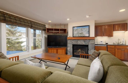 Central Vermont- Killington House | Ski-on/Ski-off w Incredible View, Hot Tub & Sauna!