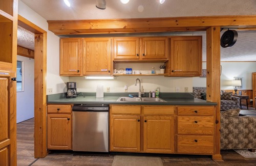 Edray House | Ski-out, 4 BDRM, 3 BA, Plenty of Space, Front door parking, Easy Shuttle Stop!